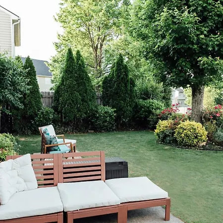 Family Garden Home - Cozy, Private, Relaxing, Sleep 10